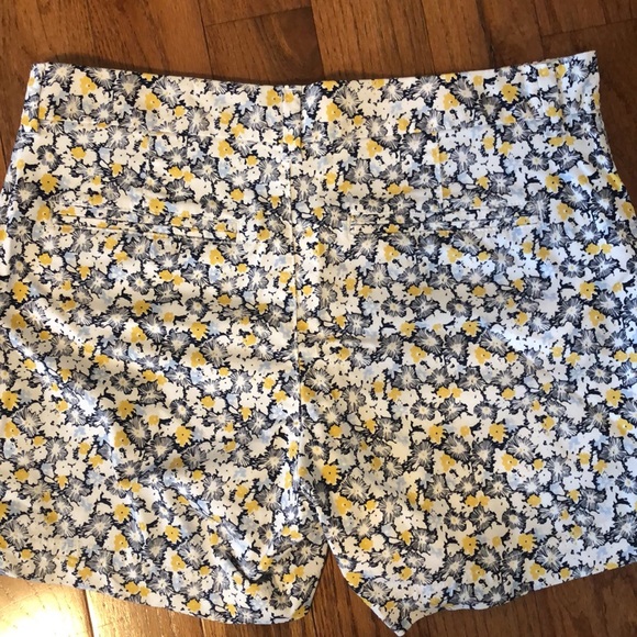 Old Navy Everyday Shorts - Picture 4 of 5